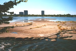 Exposed riverbottom at Parc Brébeuf